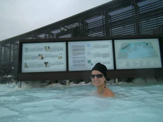Tomando banho nas águas quentes da Blue Lagoon, na região de Reykjavik, capital da Islândia